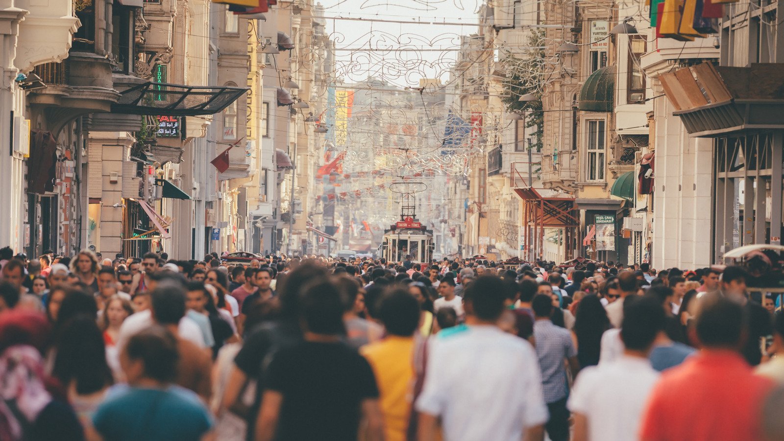 Rick Steves' Top Tips For Avoiding Bustling Crowds When Visiting Europe