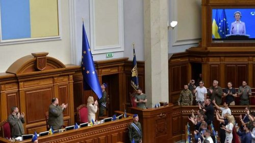 Video shows moment EU flag is hung in Ukraine parliament