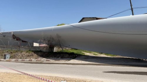 Türkiye: Truck carrying wind turbine blade collapses in northwestern Türkiye