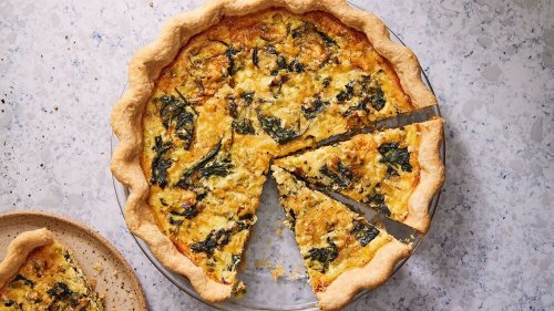This Cheesy Spinach Quiche Is The Perfect Brunch Centerpiece