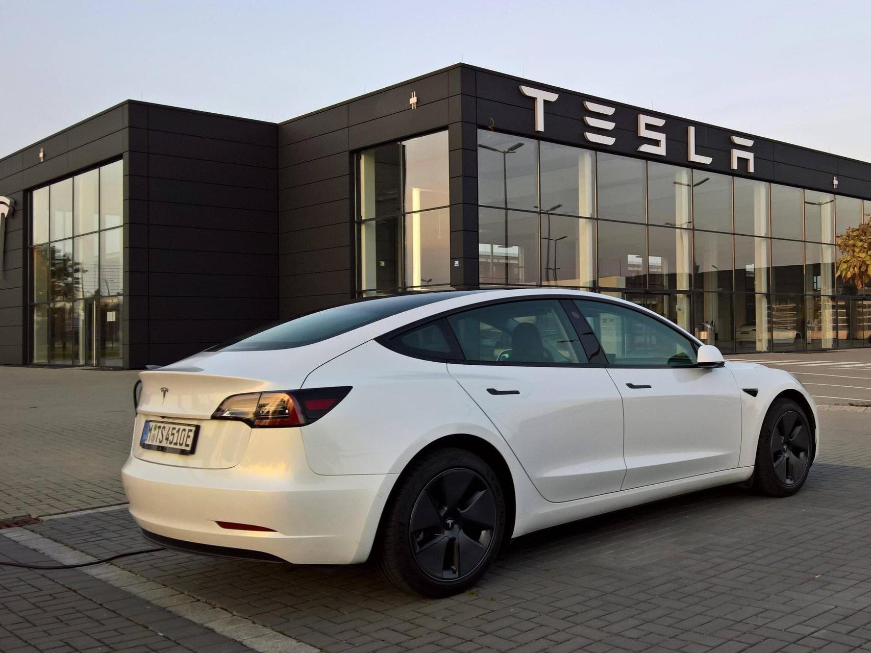 Ungeplante Vollbremsung droht: Tesla ruft 12.000 Autos zurück