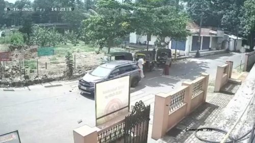 India: Speeding car smashes into parked vehicles on empty road, sparking chaos as bystanders rush to scene