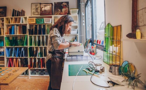 Anders-dan-anders hobby: Hanneke maakt accessoires van glas
