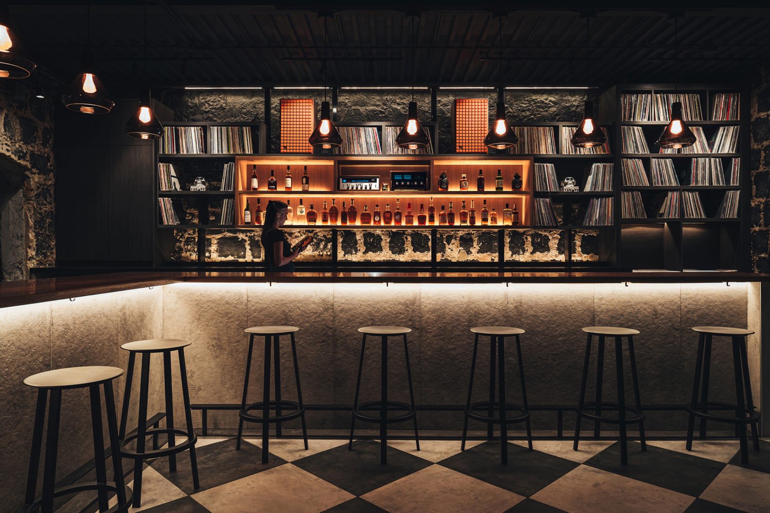 Bars You Need to Visit in Honolulu - cover