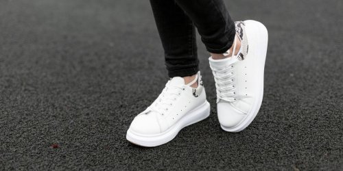 Sneakers richtig pflegen: So bleiben Ihre Schuhe strahlend weiß
