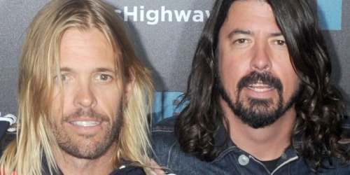 Emotionaler Moment bei Konzert: Bewegend: Foo Fighters treten mit Taylor Hawkins' Sohn Shane auf