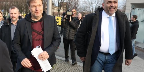 Robert Habeck kommt im Hipster-Hoodie - Pulli-Logo ist eine politische Botschaft