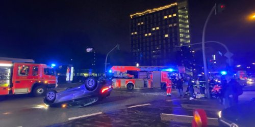 Schwerer Unfall in Hamburg: Auto überschlägt sich auf großer Kreuzung