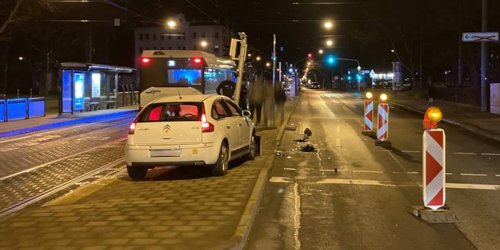 Polizeipräsidium Nordhessen - Kassel: POL-KS: Unbekannter klaut Gebrauchtwagen und fährt damit nach 200 Metern frontal gegen Ampel: Polizei bittet um Hinweise auf Täter