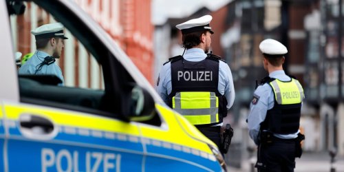 Familiendrama: in Baden-Württemberg: 19-Jähriger soll Eltern und Bruder getötet haben - Schwester schwer verletzt