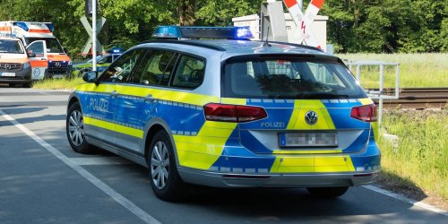 21-Jähriger wurde von Zug erfasst: Männer werfen Böller in Trauergemeinde, dann eskaliert die Situation