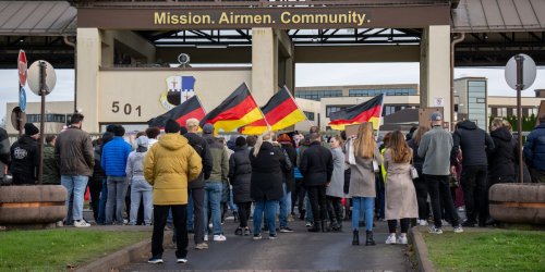 Nach Messerattacke auf Kirmes: US-Soldat erstach Deutschen und bekam Freispruch - Proteste vor Air Base