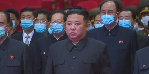 COVID-19-Ausbruch angeblich unter Kontrolle: Ohne Corona-Schutz: Kim Jong-Un besucht Staatsbegräbnis in Pjöngjang