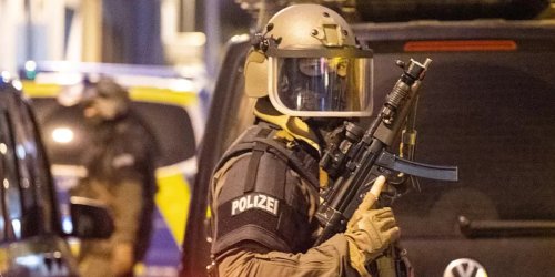 Nürnberg: Polizei findet stark blutenden Mann: Verdächtiger stellt sich nach SEK-Einsatz