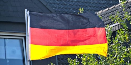 Zettel in Mehrfamilienhaus: „Sehr falsche Signale“: Berliner streiten sich wegen Deutschlandflagge
