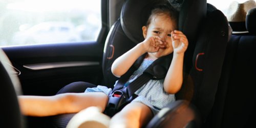 Gefahr für Kinder: Kinder bei Hitze nie im Auto lassen, es droht Lebensgefahr