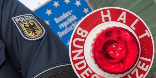 Bundespolizeidirektion Sankt Augustin: BPOL NRW: Reisender mit gefälschten Identitätskarten auf der A 40 bei Straelen unterwegs