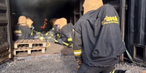 Feuerwehr der Stadt Arnsberg: FW-AR: Atemschutzgeräteträger trainieren in Feuer-Container