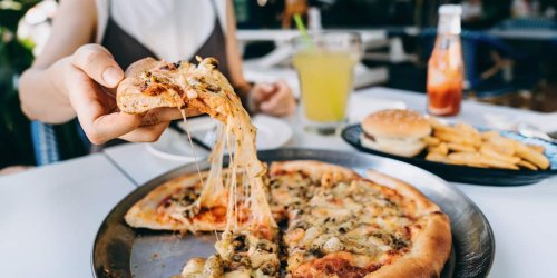 „Erheblicher und plötzlicher Gedächtnisverlust“: Führen Pizza und Pommes zu Alzheimer? Fertiggerichte können Gehirn schaden