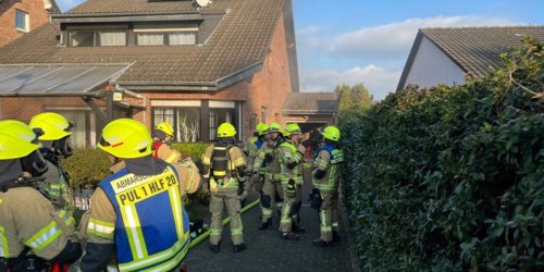 Feuerwehr Pulheim: FW Pulheim: Gasaustritt in Pulheim-Geyen - Kellerbrand in Pulheim-Stommeln