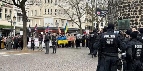 Tausende Menschen in Köln: Bei Demos um Ukraine-Krieg tritt plötzlich russischer Kriegsdienstverweigerer auf