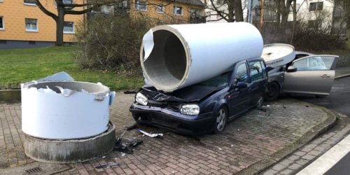 Polizei Dortmund: POL-DO: Fahrerin rammt mehrere Autos - Litfaßsäule kippt um