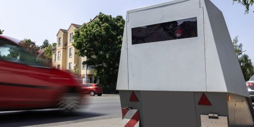Stadt blitzt JEDEN Lkw: Fahrer laufen Sturm, doch Vorgehen hat guten Grund
