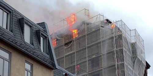 Hohe Flammen schlagen aus Gebäude in der Hafenstraße – Rauch weithin sichtbar
