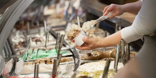 Eine Kugel Eis für über zwei Euro: Lebensmittel immer teurer - jetzt fliegen beliebte Eis-Sorten und Kuchen aus dem Sortiment