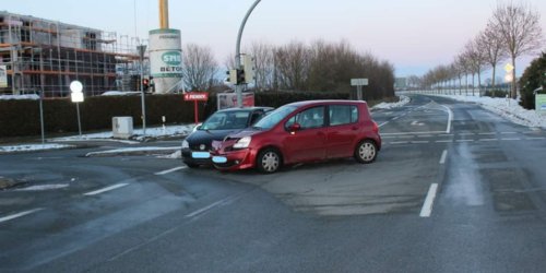 Polizeiinspektion Nienburg / Schaumburg: POL-NI: Verkehrsunfall zwischen zwei Pkw auf der Ortsumgehung Steyerberg. Eine Frau leicht verletzt.
