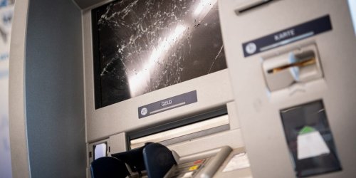 Diebstahl: Unbekannte sprengen Geldautomat im Münsterland und flüchten
