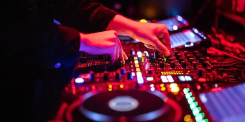 Auf Mallorca : Deutscher greift plötzlich DJ in Nachtclub an - der Grund ist kurios