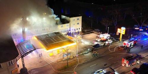 Großfeuer in Heimfeld: Leerstehendes Haus neben Tankstelle brennt komplett aus