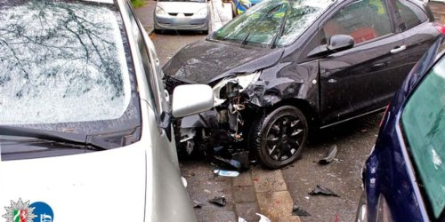Polizeipräsidium Oberhausen: POL-OB: Insgesamt fünf Fahrzeuge bei Verkehrsunfall beschädigt - Führerschein beschlagnahmt - Eine Person leicht verletzt