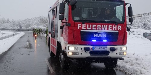 Freiwillige Feuerwehr Reichenau: FW Reichenau: Bäume blockieren Fahrbahn, Reichenau, 02.12.2023