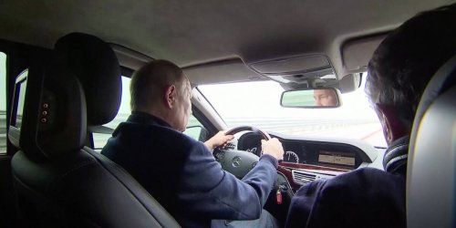 Video aufgetaucht: Im Mercedes fährt Putin über beschädigte Krim-Brücke - Video
