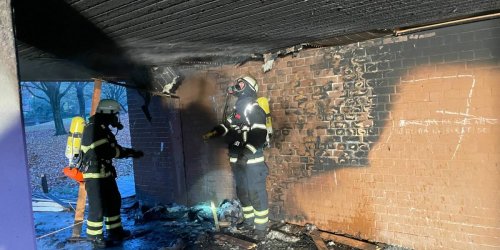 Brand in Wohnhaus-Siedlung: Feuerwehr erhöht die Alarmstufe