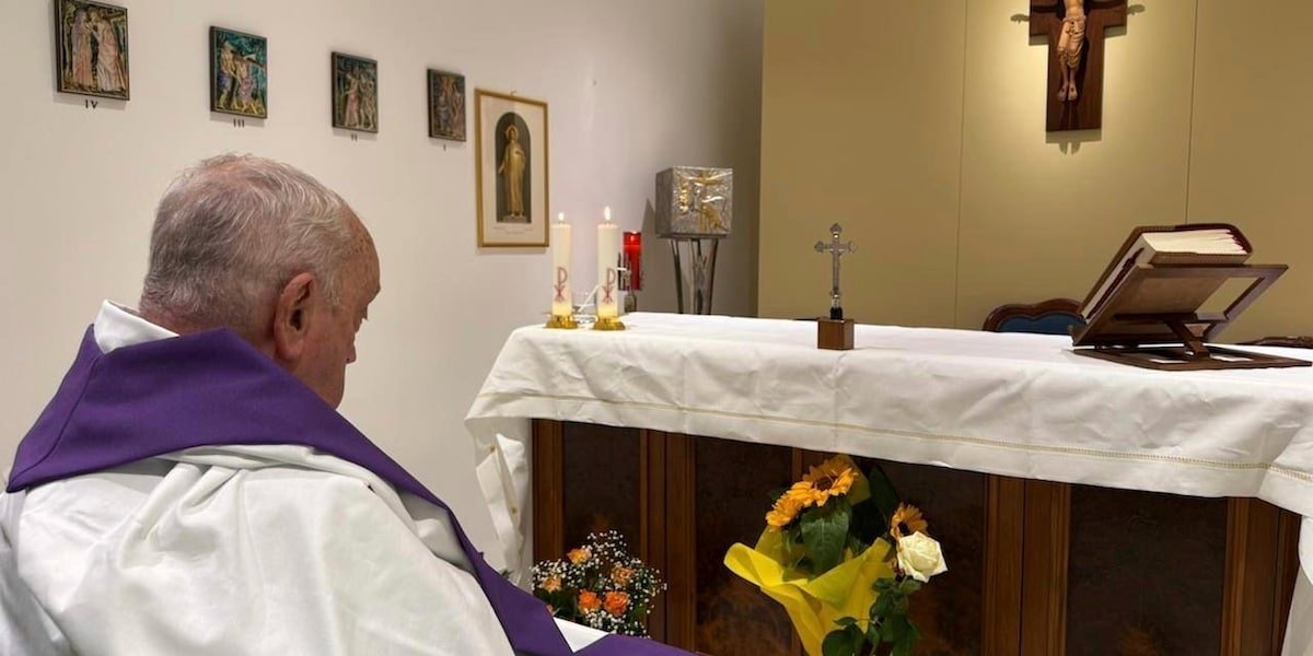In Kapelle der Gemelli-Klinik: Erstmals seit über vier Wochen Foto des Papstes veröffentlicht