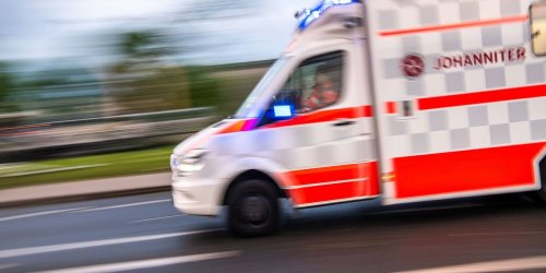 Frontalzusammenstoß: Auto gerät in Gegenverkehr: Zwei Schwerverletzte