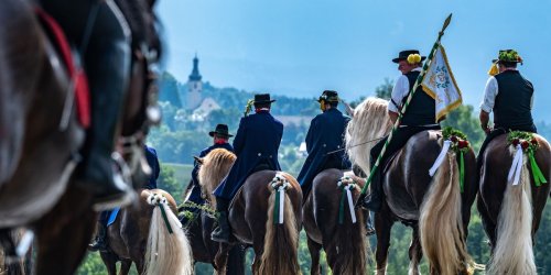 Brauchtum: Hunderte Reiter beim Kötztinger Pfingstritt
