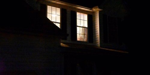 Schimmel: Warum Sie das Bad-Fenster nachts nie gekippt lassen sollten