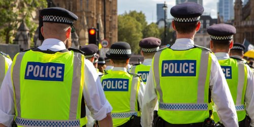 Tödlicher Schuss auf schwarzen Mann: 100 Londoner Polizisten geben Waffenschein ab, weil Kollege Mordanklage droht