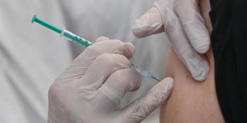 „Ich impfe Sie jetzt oder später": Arzt klärt Patienten über Impf-Alternativen auf - dann wird er suspendiert