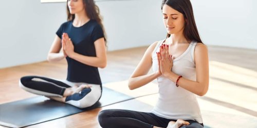 Rückenschmerzen, Sodbrennen, Liebeskummer: Wie Yoga Linderung verschafft