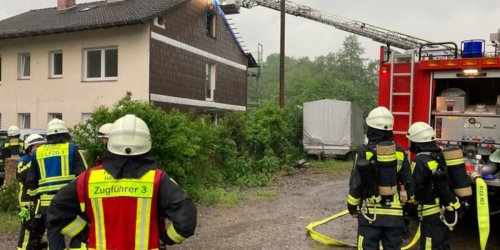 Feuerwehr Hattingen: FW-EN: Dachstuhlbrand und Unwettereinsätze - Hattinger Feuerwehr im Dauereinsatz