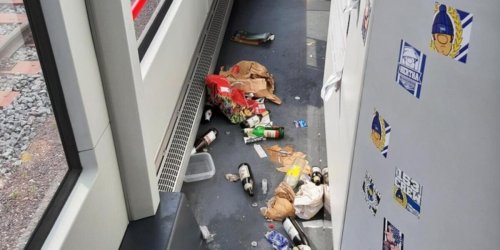 Bundespolizeiinspektion Magdeburg: BPOLI MD: Fußballreiseverkehr: Reisezugwagen werden massiv beschmiert und stark verschmutzt