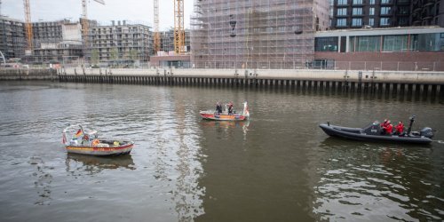 Hamburg: Mann fällt in die Elbe – Passanten reagieren sofort