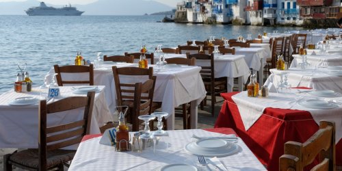 Abzocke im Urlaub: Familienvater erlebt im Griechenland-Urlaub Schock bei Restaurantrechnung
