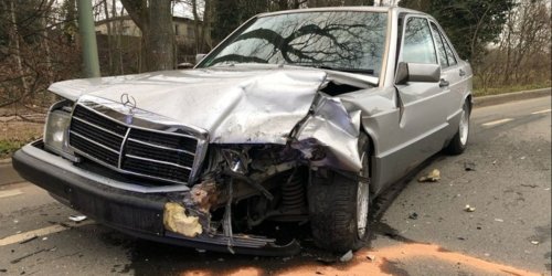 Polizei Duisburg: POL-DU: Obermarxloh: Mercedes kracht in Peugeot - Frau bei Unfall verletzt