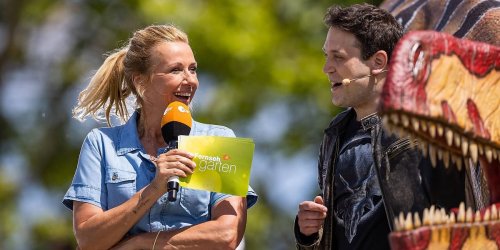 Kritik an Andrea Kiewel: ZDF-Fernsehgarten: Twitter lästert – „Könnte bitte, bitte einer der Esel weitermoderieren?“